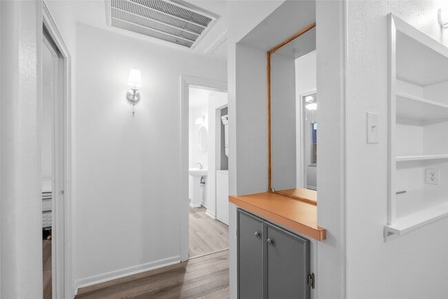 Building Photo - 3811 Las Palmas St