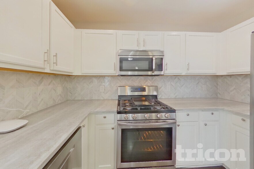 Building Photo - 4037 Dover Downs Dr