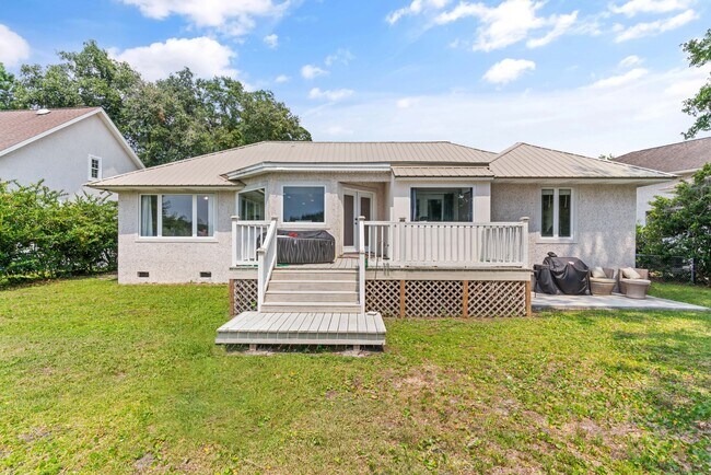 Building Photo - 168 Palmera Ln