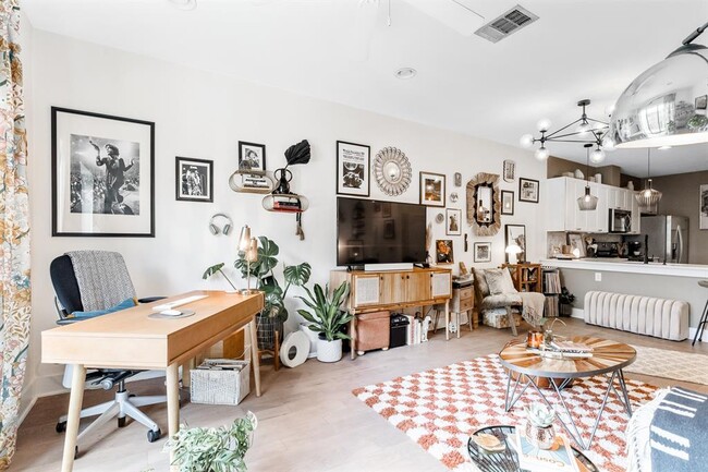 Building Photo - 908 Nueces St