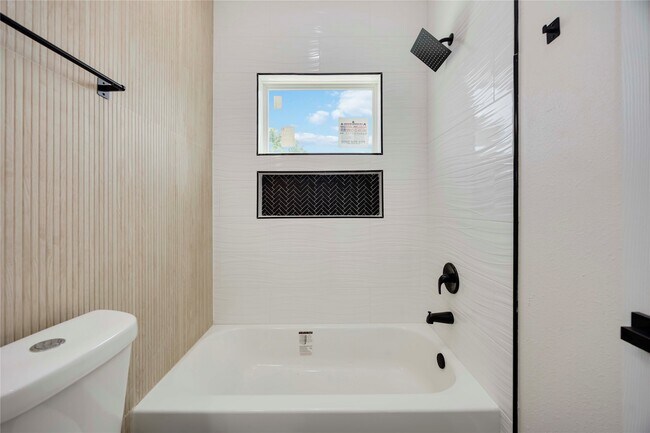 Building Photo - 2112 Des Chaumes St