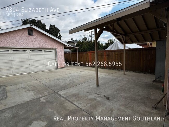 Building Photo - Three Bedroom Home with Garage for Rent in...