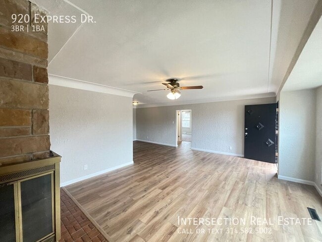 Building Photo - 920 Express Dr