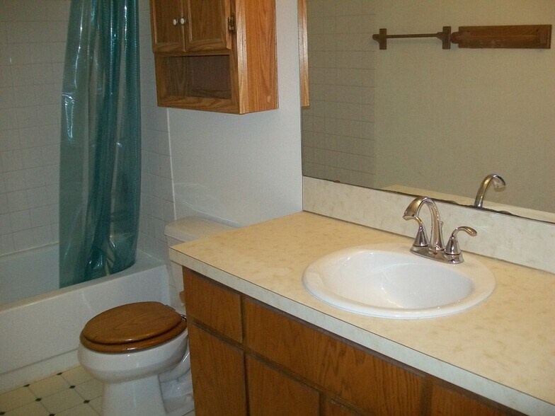 Bathroom - 2133 NW Mulholland Blvd