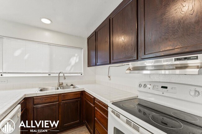 Building Photo - 255 Avenida Montalvo
