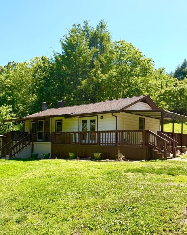 Building Photo - Adorable 2 bedroom farmhouse 10 minutes to Downtown Asheville