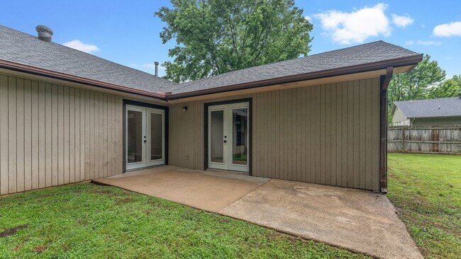 Building Photo - 2689 W Mt Comfort Rd
