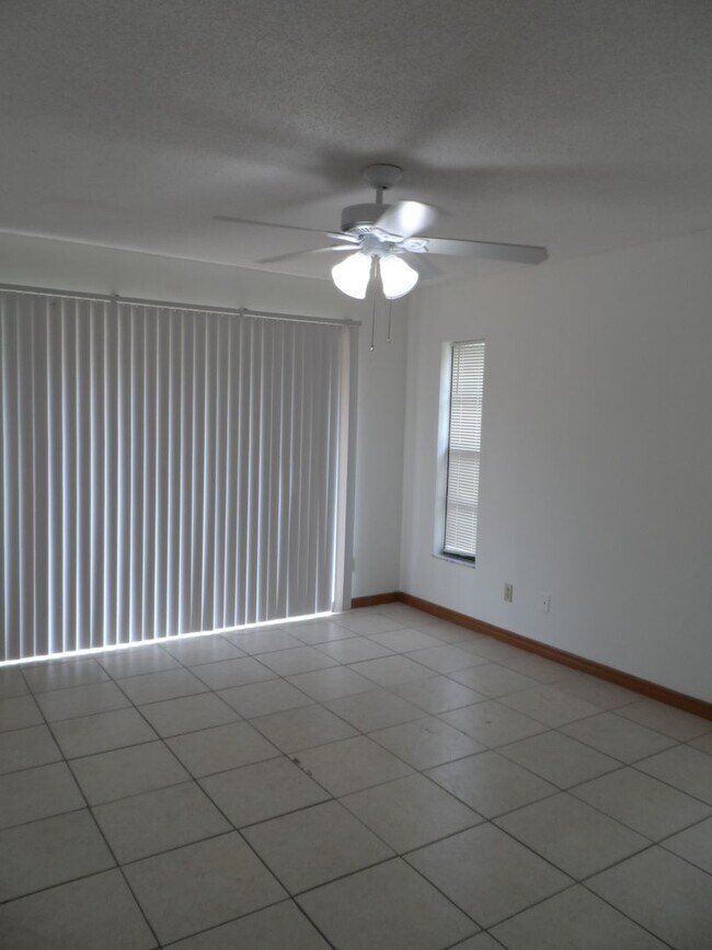 Building Photo - AVAILABLE NOW 3 BEDROOM 2 BATH 2 CAR GARAGE. CONTACT KAREN GUARDINO, REALTOR 386-747-9295