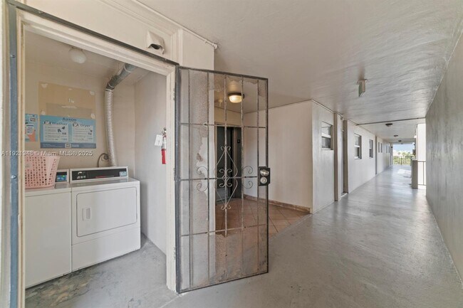 Building Photo - 16450 Miami Dr