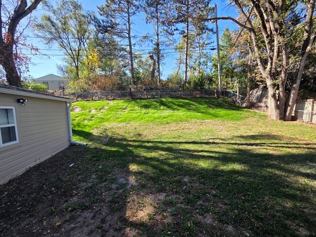 Building Photo - 3 bed 1 bath, 1 car detached garage, newly...