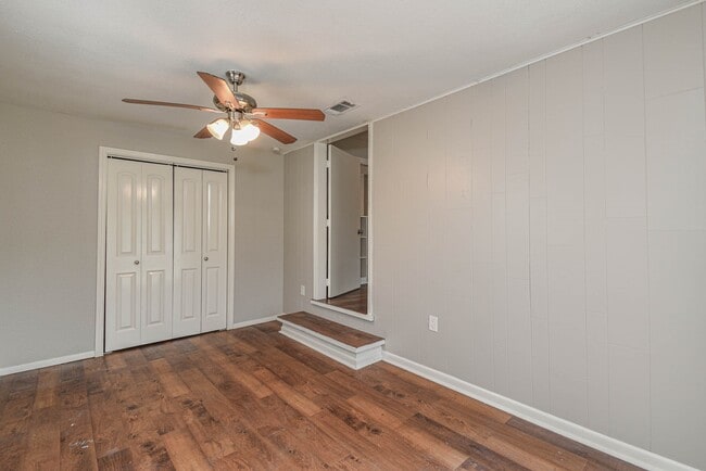 Building Photo - 208 17th Ave N