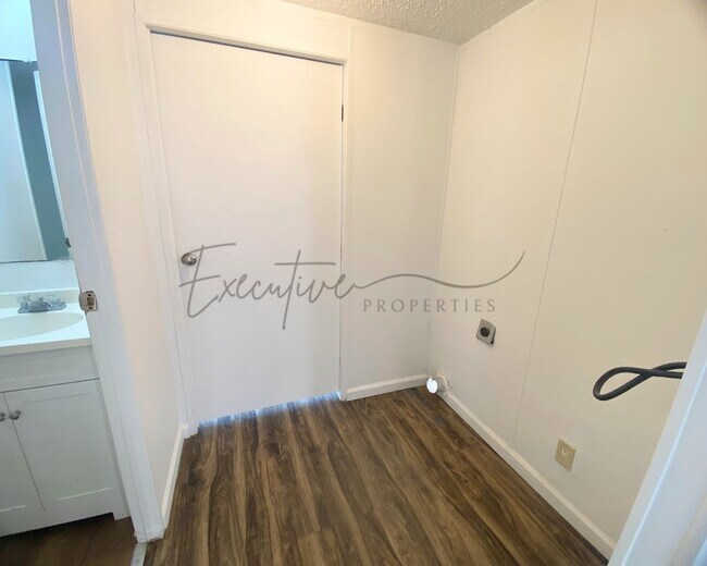 Building Photo - Move-In Ready 3BR, 1BA – Most Utilities In...