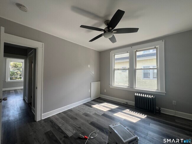 Building Photo - 385 Savin Ave