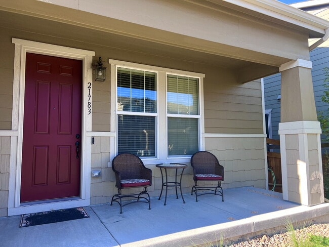 Building Photo - Beautifully Maintained 4BR/3.5BA Townhome with Finished Basement in Prime Aurora Location w/2-Car...