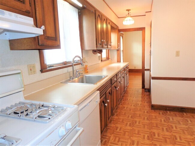 Building Photo - 20 School St