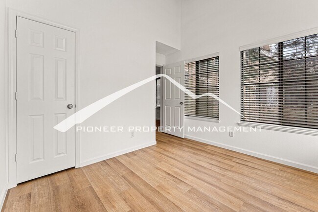 Building Photo - Gorgeous Condo with Washer/Dryer and Central AC