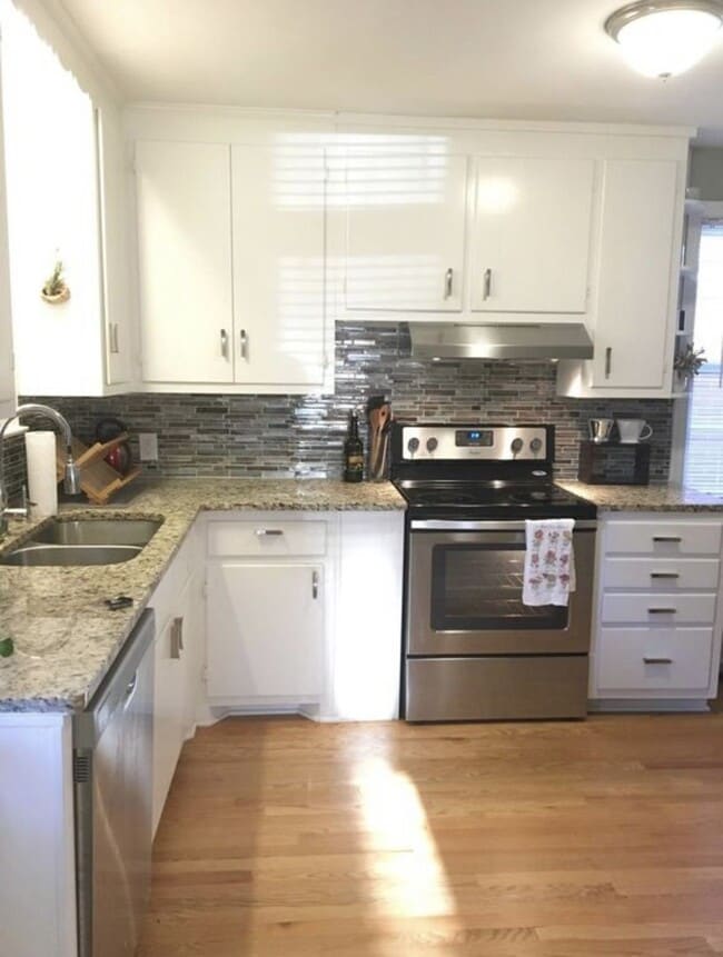 Building Photo - **UPDATED 3-BEDROOM DUPLEX WITH ATTACHED G...