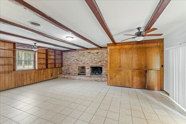 Building Photo - 109 S Chapel Dr