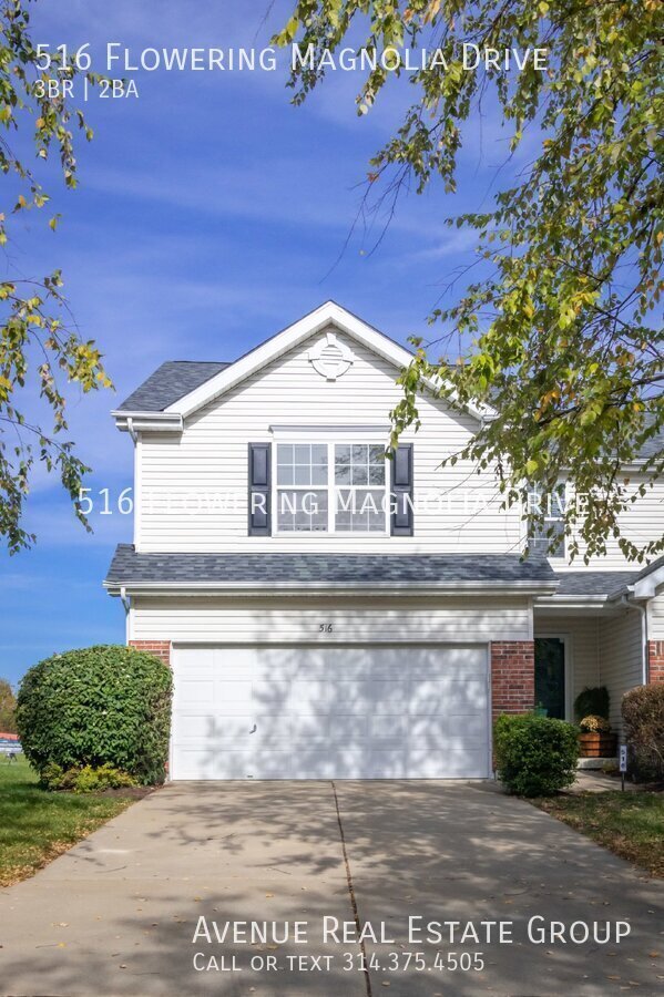 Building Photo - Bright End-Unit Townhome in Magnolia Village!