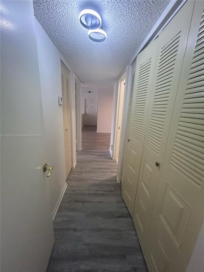 Building Photo - 454 N Laurel Dr