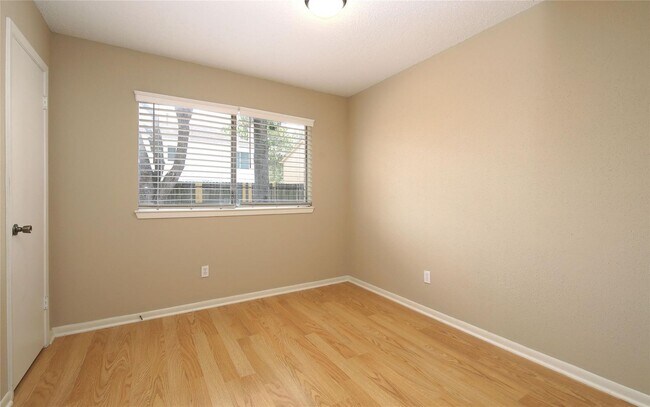 Building Photo - 18203 Brooknoll Dr