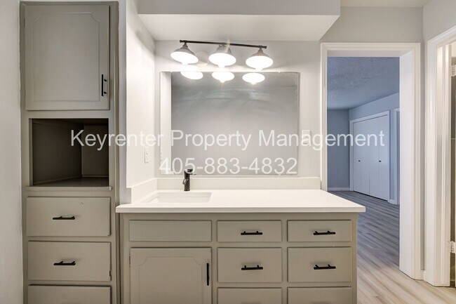 Building Photo - REMODELED 2 Bed 2 Bath 1 Mile West from Campus!