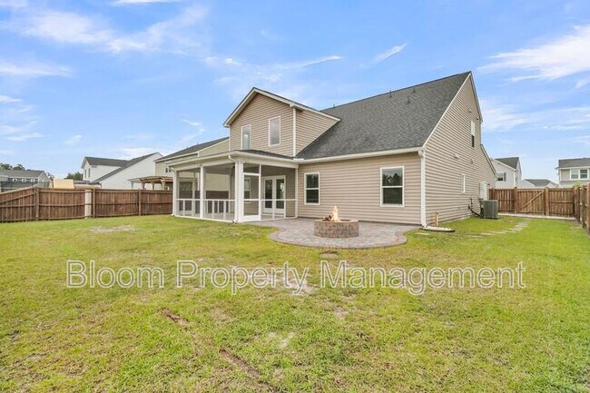 Building Photo - 450 Carrara Dr