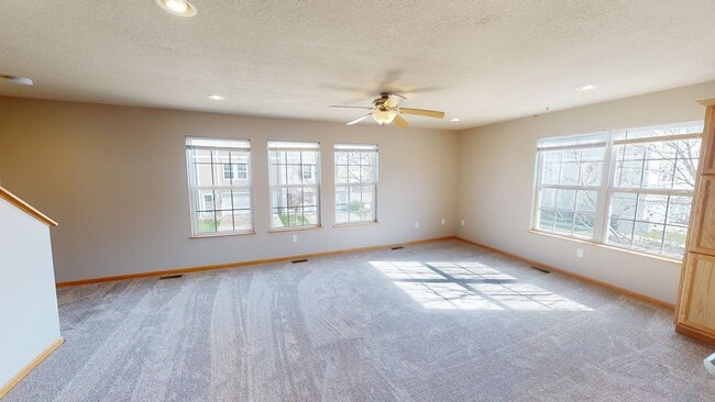 Building Photo - 2 Bedroom Townhome Available October 13th,...