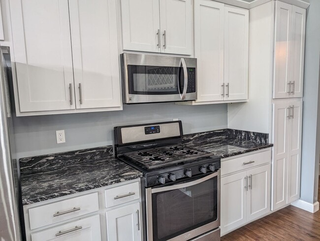 Building Photo - AVAILABLE SOON - 3 Bedroom / 2 Full Bath Home in Englewood!