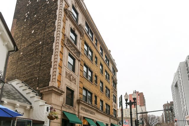Building Photo - 1023 N Dearborn St