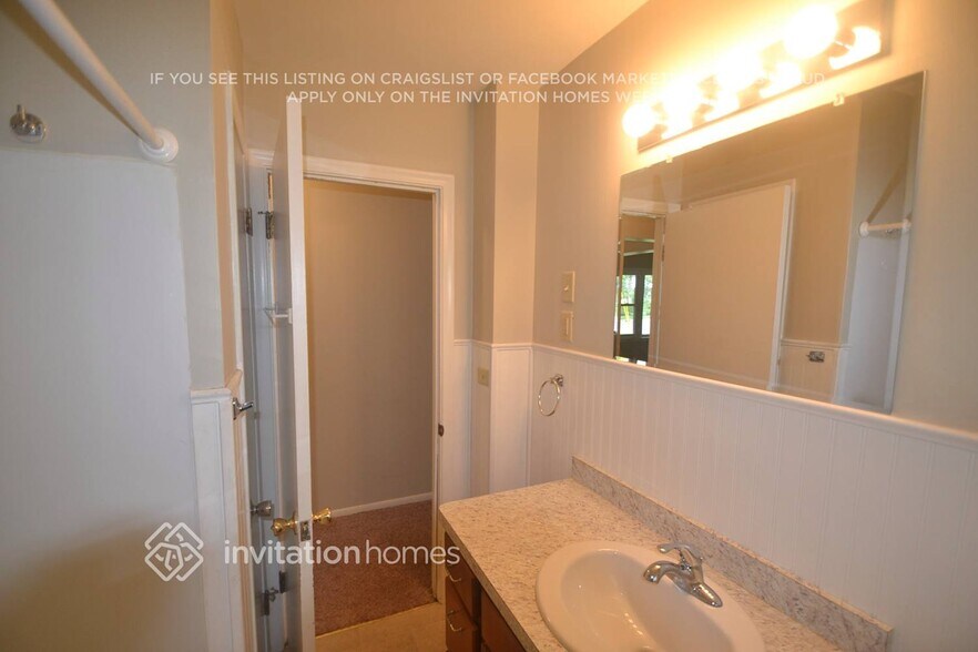 Building Photo - 6536 Arthur St NE