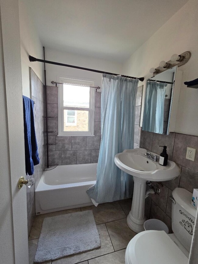 Building Photo - 3046 S Moreland Blvd