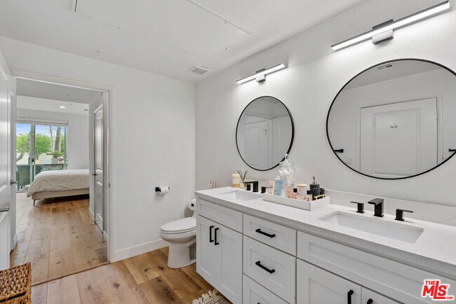 Building Photo - 6400 Crescent Prk E