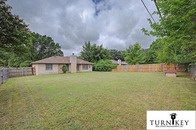 Building Photo - 913 Springhill Dr