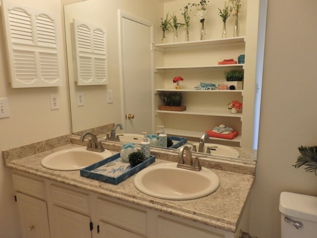 Building Photo - Amazing 2 Bedroom Townhome in Washington Square! Available 03-06-26! All Appliances Convey!