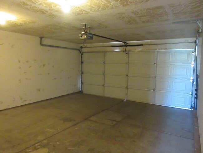 Building Photo - Move-In Bonus! 3 bedroom - 2 bathroom twin...