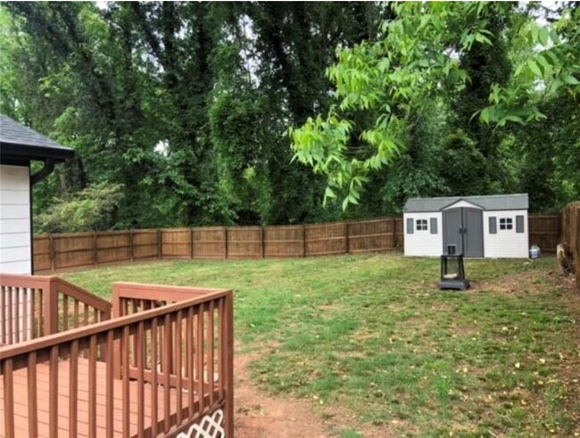 Building Photo - 2783 Meadowview Dr SE