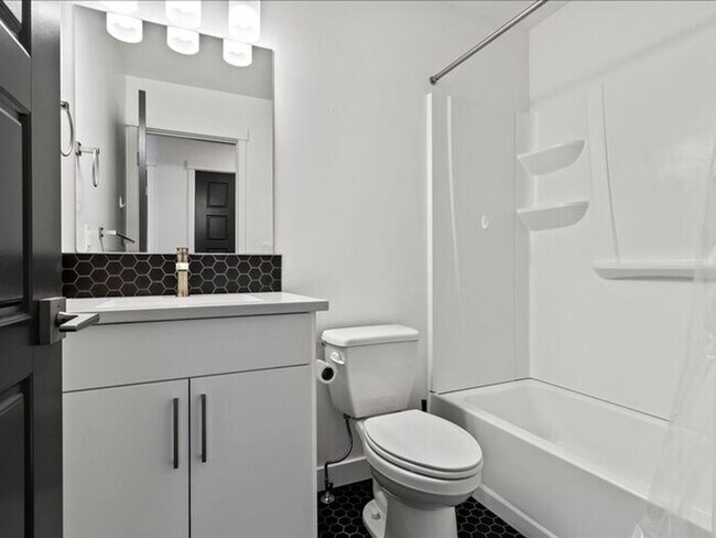 Building Photo - West Joran 3 bed 2 bath family home