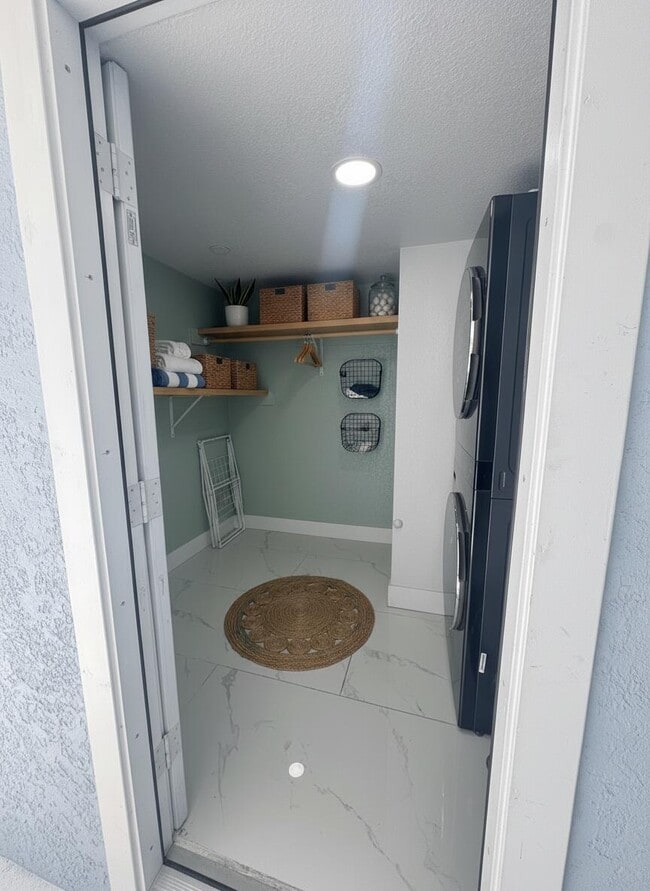 Building Photo - 2346 Lakeshore Cir