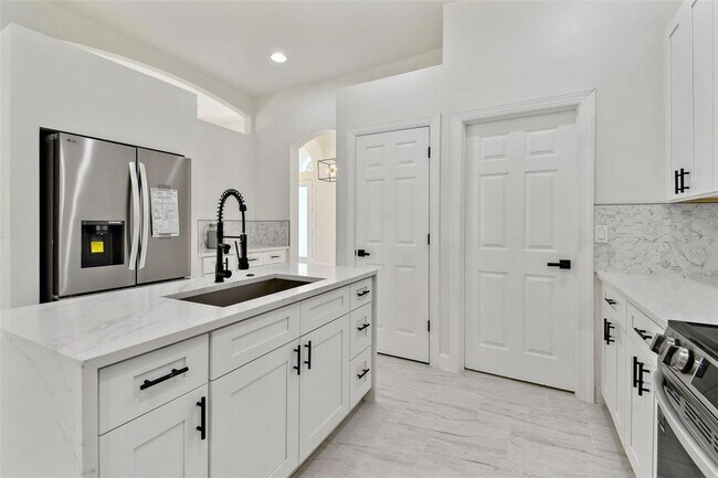 Building Photo - 13792 Long Lake Ln