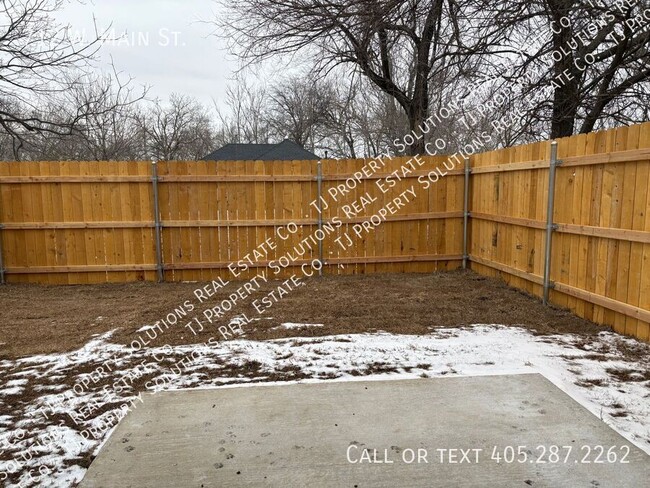 Building Photo - Two bedroom cottage in Shawnee