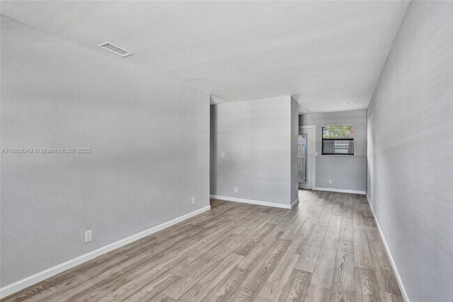Building Photo - 1200 W 31st St