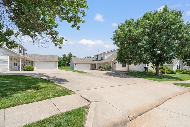 Building Photo - 1713-1715-1715 Louise Cir