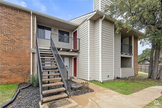 Building Photo - 1901 Holleman Dr W