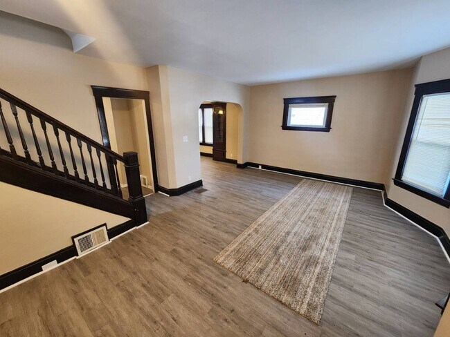 Building Photo - Charming 4-Bedroom Property in Prime Location