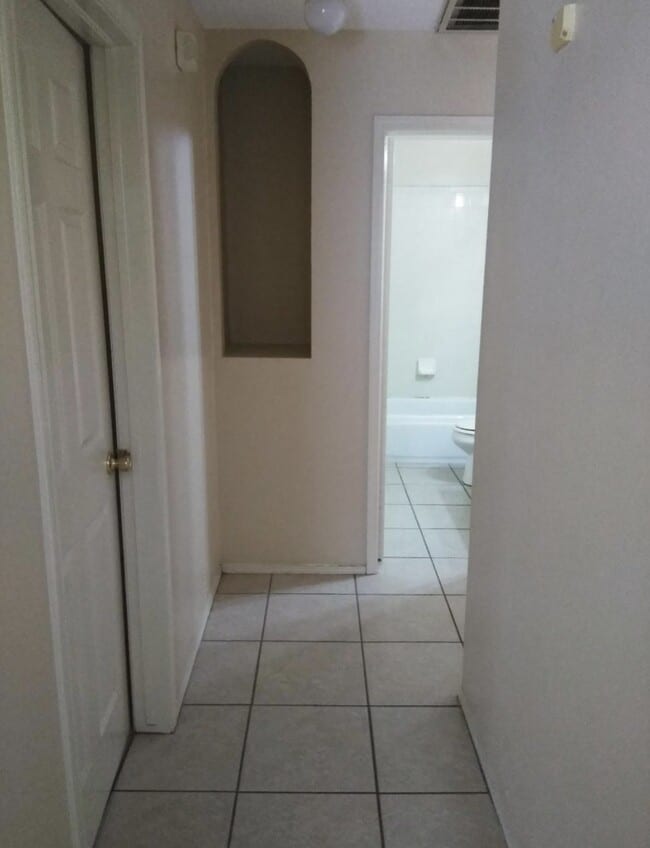 Building Photo - Nice cozy home