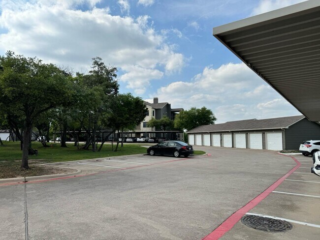 Building Photo - 2320 Gracy Farms Ln