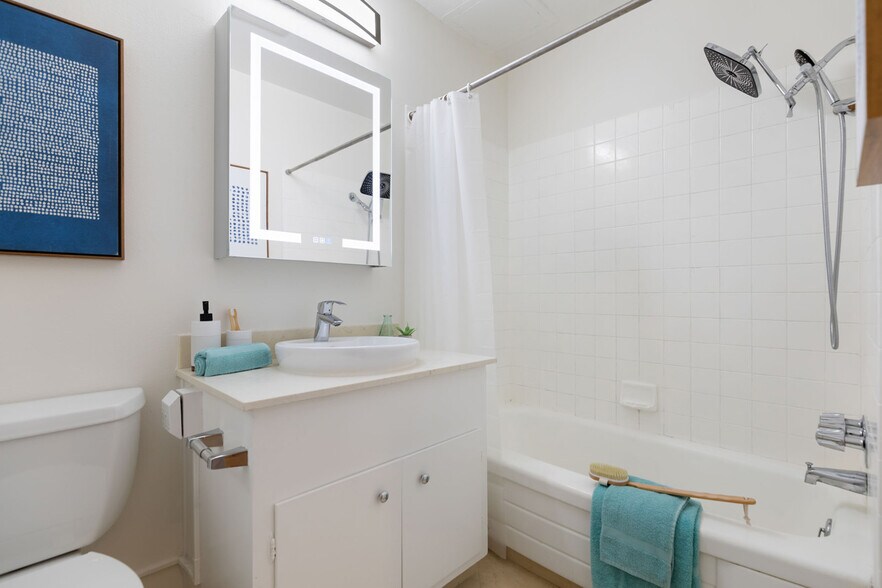 Building Photo - 811 York St