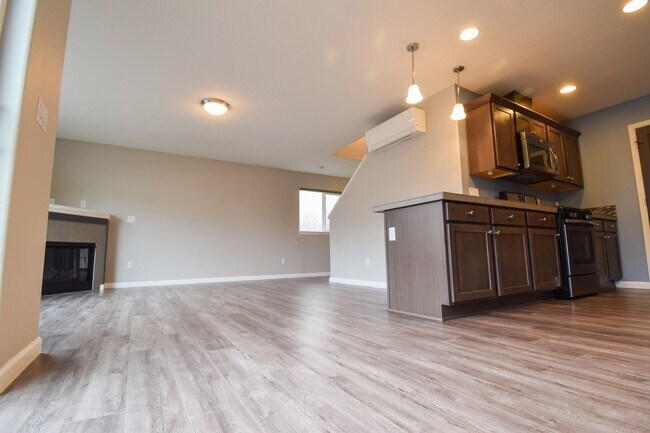 Building Photo - MOVE IN SPECIAL!  $1000 OFF!  Beautiful Single Family Home!  Close to Downtown Hillsboro!