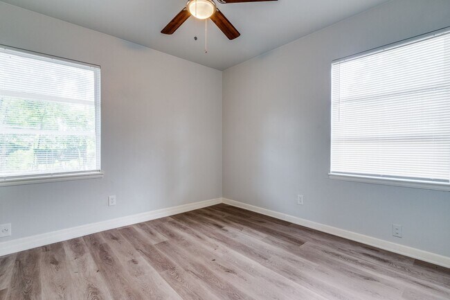 Building Photo - 10637 Dunaway Dr